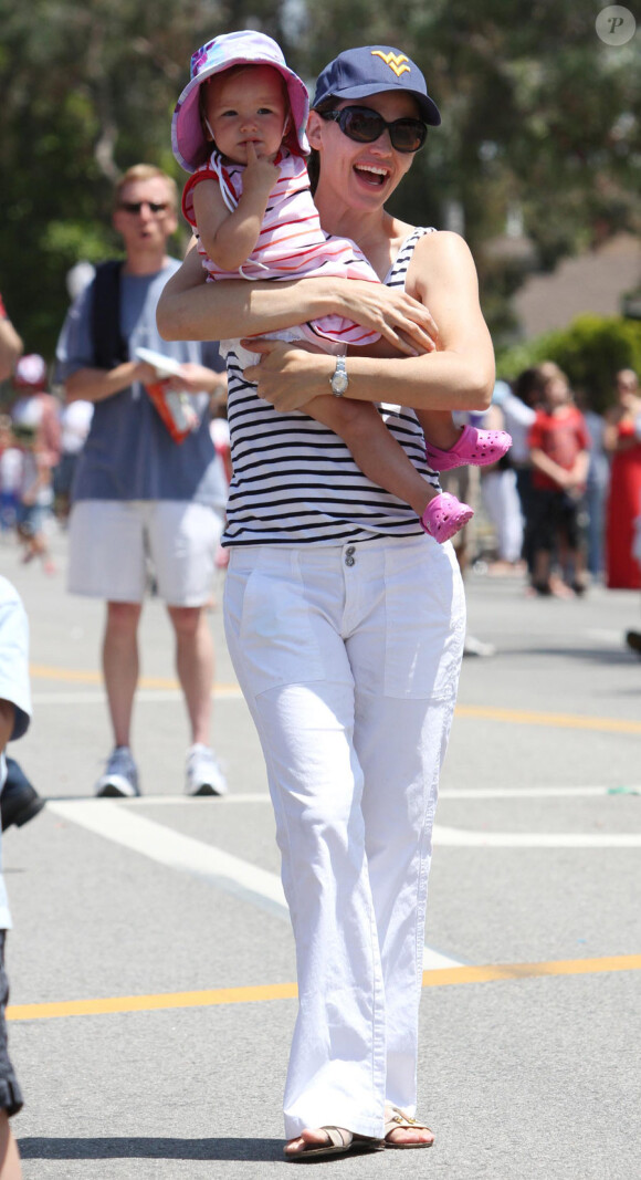 Jennifer Garner assiste au défilé de la fête de l'indépendance américaine le 4 juillet 2010 avec ses filles Violet et Seraphina : la petite dernière est aux anges dans les bras de maman