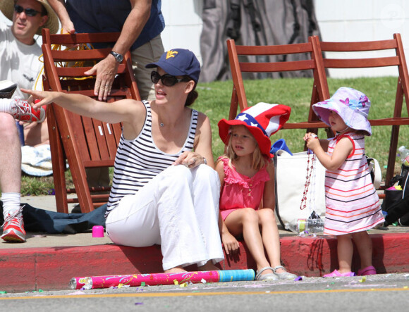 Jennifer Garner assiste au défilé de la fête de l'indépendance américaine le 4 juillet 2010 avec ses filles Violet et Seraphina