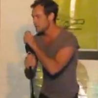 Jude Law : Quand Sienna Miller n'est pas là, il se prend pour un chanteur... dans les bars !