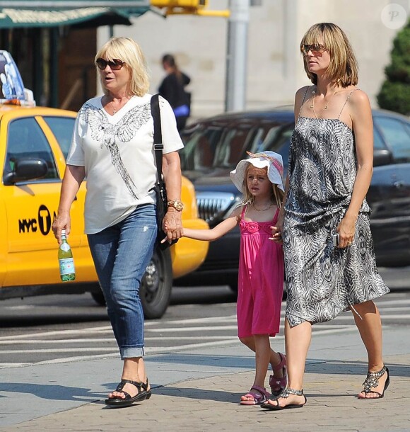 Heidi Klum en famille dans le quartier de Soho à New York, le 7 juillet 2010
