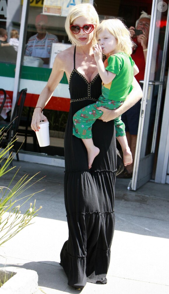 Tori Spelling était de sortie, ce jeudi 8 juillet, en compagnie de l'aîné de ses fils Liam, à Encino (Californie).