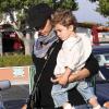 Camila Alves et son fils Levi, à Malibu, le 9 juillet 2010.