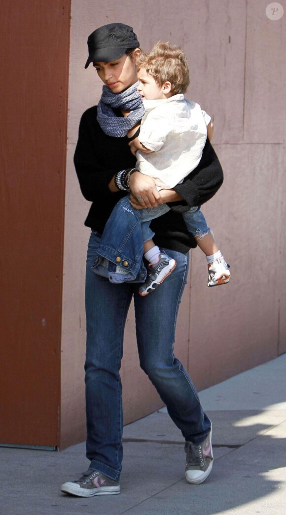 Camila Alves et son fils Levi, à Malibu, le 9 juillet 2010.