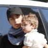 Camila Alves et son fils Levi, à Malibu, le 9 juillet 2010.