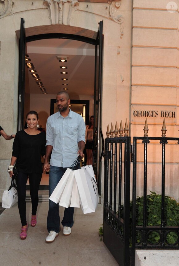 Eva Longoria et Tony Parker font du shopping à Paris. 11/07/2010