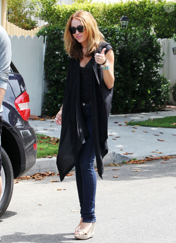 Miley Cyrus et son boyfriend Liam Hemsworth se rendent chez des amis à Los Angeles, dimanche 11 juillet.