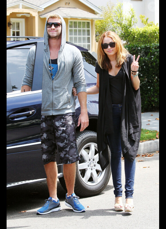 Miley Cyrus et son boyfriend Liam Hemsworth se rendent chez des amis à Los Angeles, dimanche 11 juillet.