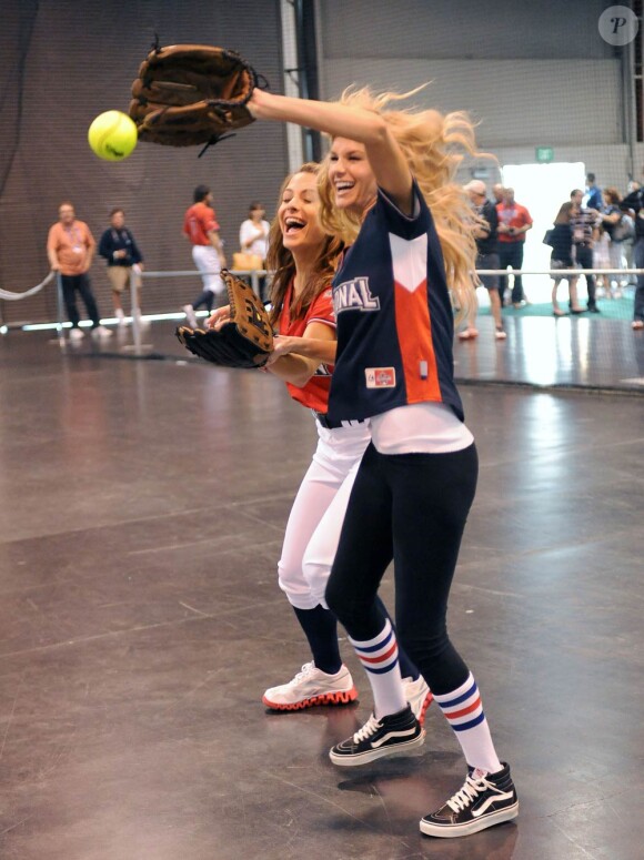Marisa Miller et Maria Menounos lors du All-Star Legends & Celebrity softball game à Anaheim, le 11 juillet 2010