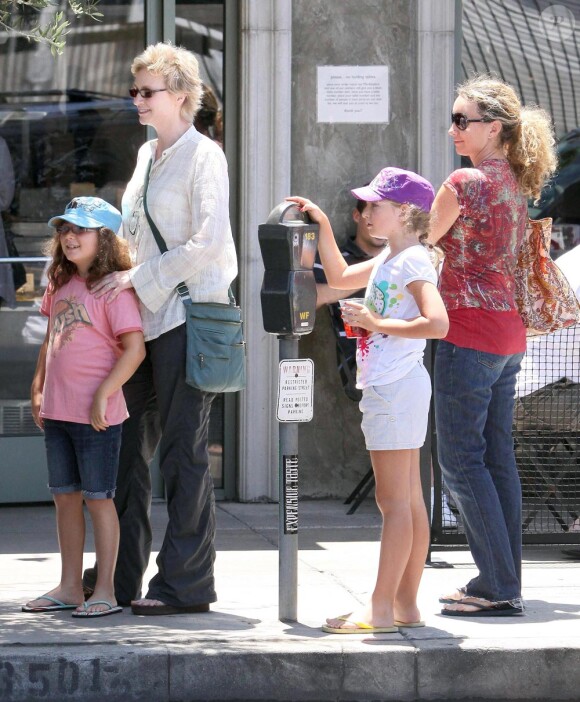 Jane Lynch et son épouse Lara Embry quitte le Joan's on Third après un déjeuner en famille avec les filles de Lara le 12 juiller 2010 à Beverly Hills