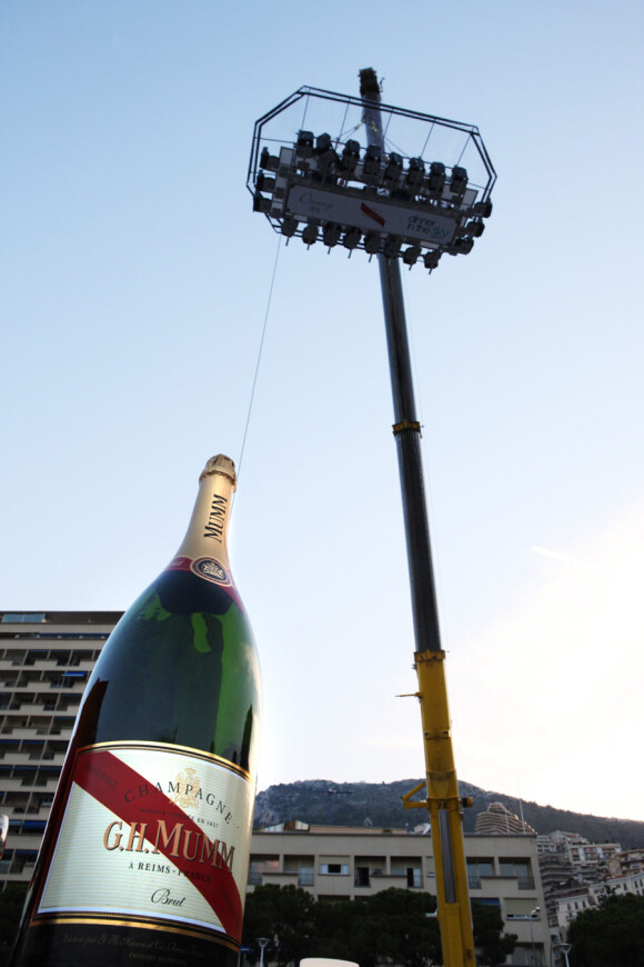 Le Dinner in the Sky avec le champagne G. H. Mumm à Monaco supervisé par le chef Joël Robuchon le 12 juillet 2010