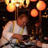 Joël Robuchon s'affaire pour le Dinner in the Sky avec le champagne G. H. Mumm à Monaco le 12 juillet 2010