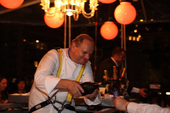Joël Robuchon s'affaire pour le Dinner in the Sky avec le champagne G. H. Mumm à Monaco le 12 juillet 2010