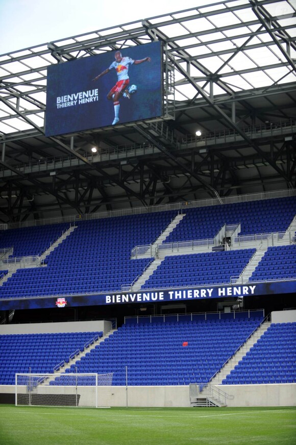 Thierry Henry a été officiellement présenté par son club des New York Red Bulls le 15 juillet 2010. Le soir, il était l'invité du Late Show with Jimmy Fallon sur NBC.