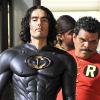 Russell Brand et Luis Guzman, déguisés en Batman et Robin, sur le tournage du film Arthur, à Manhattan