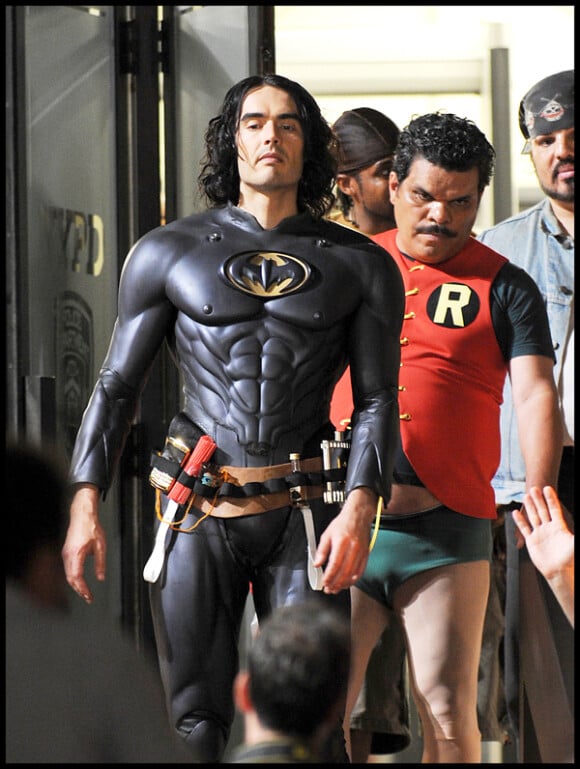 Russell Brand et Luis Guzman, déguisés en Batman et Robin, sur le tournage du film Arthur, à Manhattan