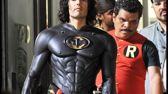 Russell Brand : Musclé au possible, il endosse le rôle de... Batman !