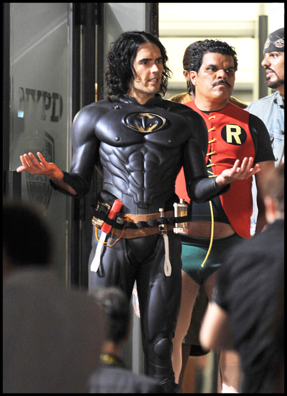 Russell Brand et Luis Guzman, déguisés en Batman et Robin, sur le tournage du film Arthur, à Manhattan