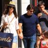 Katie Holmes et Tom Cruise font du shopping avec leur petite Suri Cruise au Westfield Mall à Los Angeles en juillet 2010 