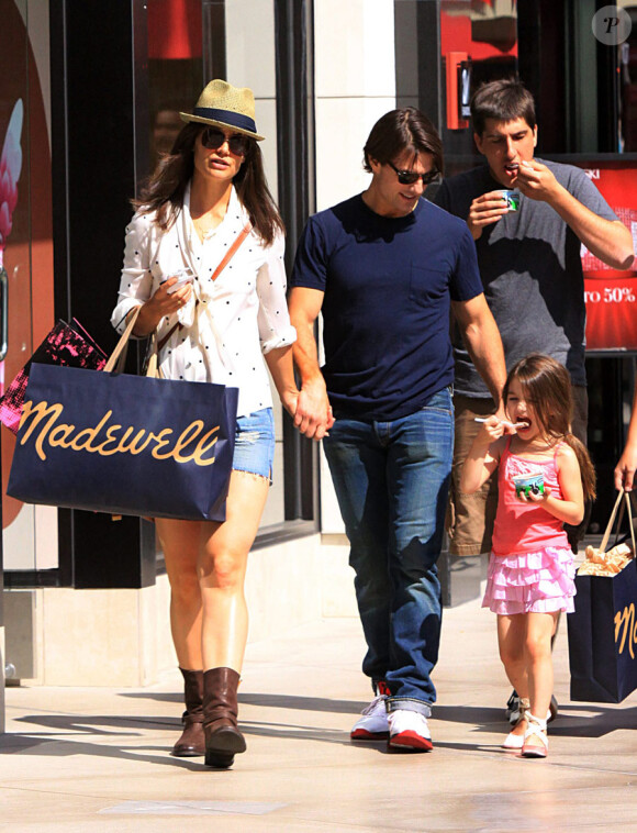 Katie Holmes et Tom Cruise font du shopping avec leur petite Suri Cruise au Westfield Mall à Los Angeles en juillet 2010 