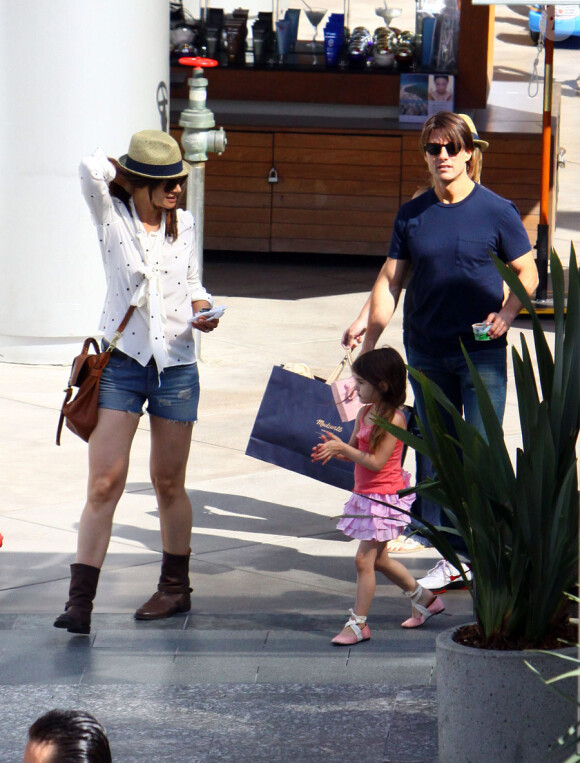 Katie Holmes et Tom Cruise font du shopping avec leur petite Suri Cruise au Westfield Mall à Los Angeles en juillet 2010 