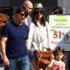 Katie Holmes et Tom Cruise font du shopping avec leur petite Suri Cruise au Westfield Mall à Los Angeles en juillet 2010