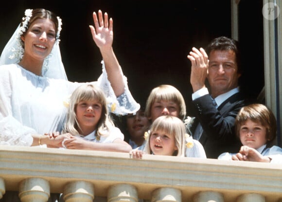 Première photo au balcon pour les jeunes mariés Caroline de Monaco et Philippe Junot. Le 29 juin 1978