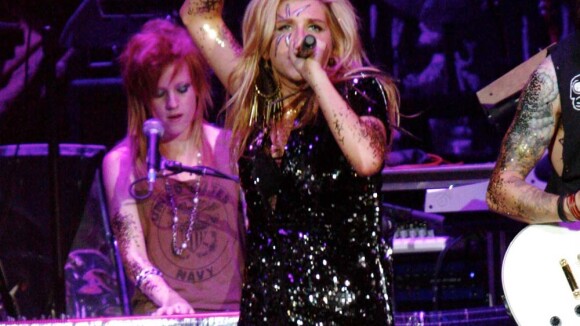 Kesha en mode hard rockeuse de diamant... ouvre le bal pour le duo Rihanna et Eminem !