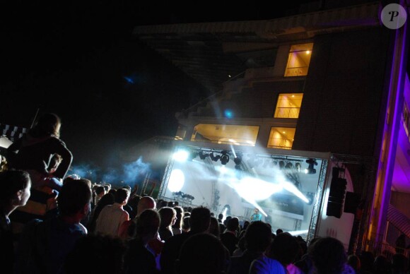 Le 14 juillet 2010, l'hippodrome de Longchamp accueillait une nouvelle garden party musicale concoctée par Le Mouv'. Nouvelle Vague (avec Mareva Galanter, Melanie Pain et Liset Alea), Tété et DJ Zebra étaient à l'oeuvre.