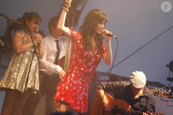 Le 14 juillet 2010, l'hippodrome de Longchamp accueillait une nouvelle garden party musicale concoctée par Le Mouv'. Nouvelle Vague (avec Mareva Galanter, Melanie Pain et Liset Alea), Tété et DJ Zebra étaient à l'oeuvre.