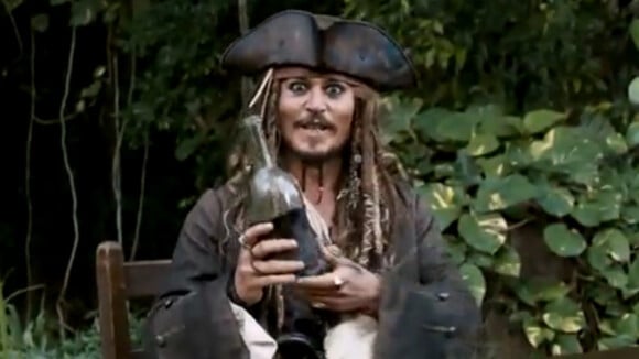 Regardez Johnny Depp annoncer "Pirates des Caraïbes 4"... une bouteille à la main !