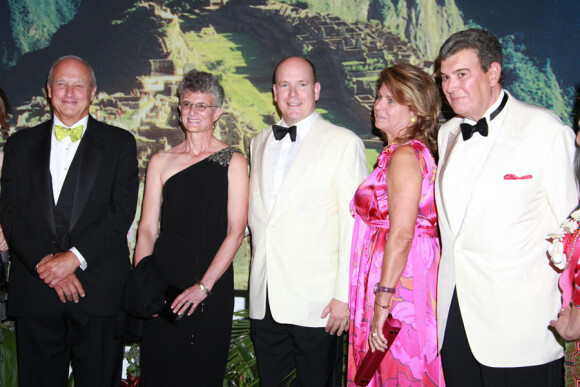 Albert II de Monaco pose avec notamment Michel et Catherine Pastor lors du gala "Nuit du Pérou" au Sporting de Monte-Carlo le 23 juillet 2010