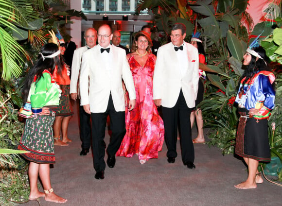 Le prince Albert II de Monaco arrive au gala "Nuit du Pérou" au Sporting de Monte-Carlo le 23 juillet 2010