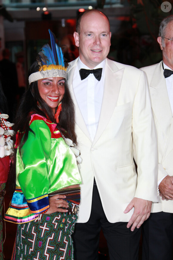 Le Prince Albert de Monaco, sans sa Charlene Wittstock mais avec une charmante danseuse lors du gala "Nuit du Pérou" au Sporting de Monte-Carlo le 23 juillet 2010