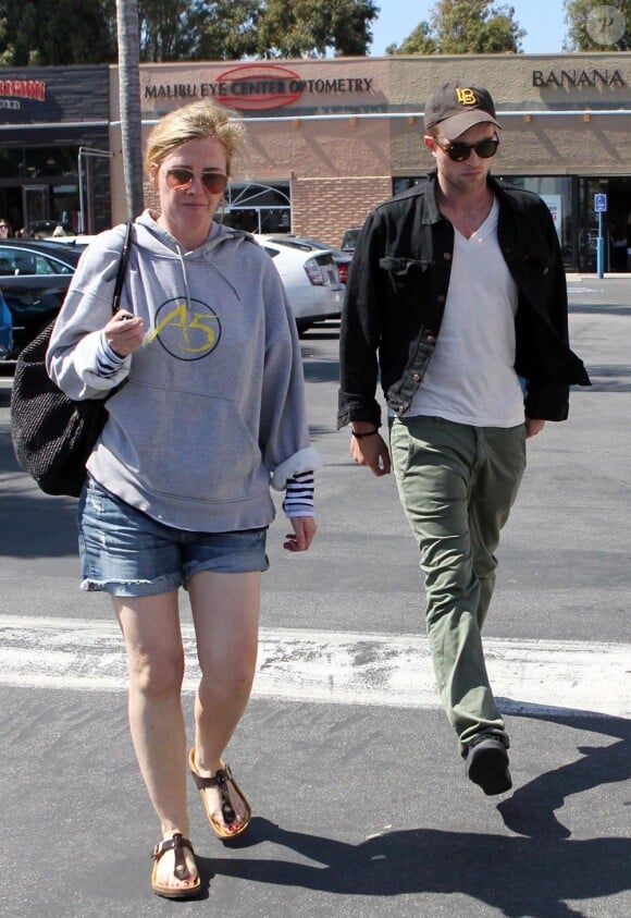 Robert Pattinson et sa mère Clare sortent du cinéma Malibu Theater après avoir vu Salt le 24 juillet 2010 à Los Angeles