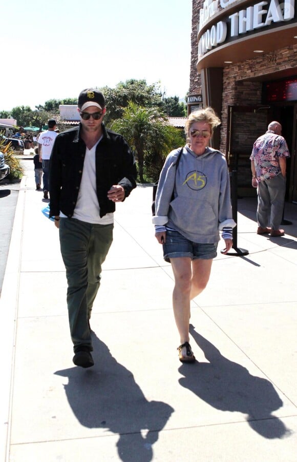 Robert Pattinson et sa mère Clare sortent du cinéma Malibu Theater après avoir vu Salt le 24 juillet 2010 à Los Angeles
