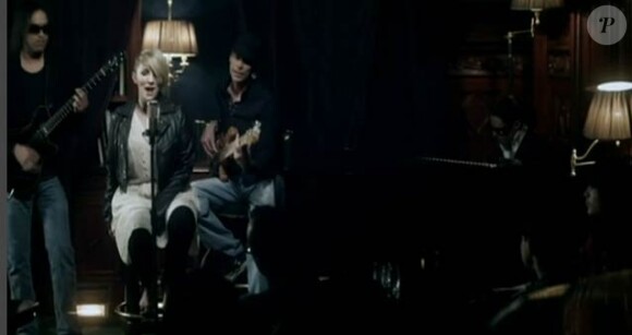 Myriam Abel dans le clip de son single Le coeur ailleurs
