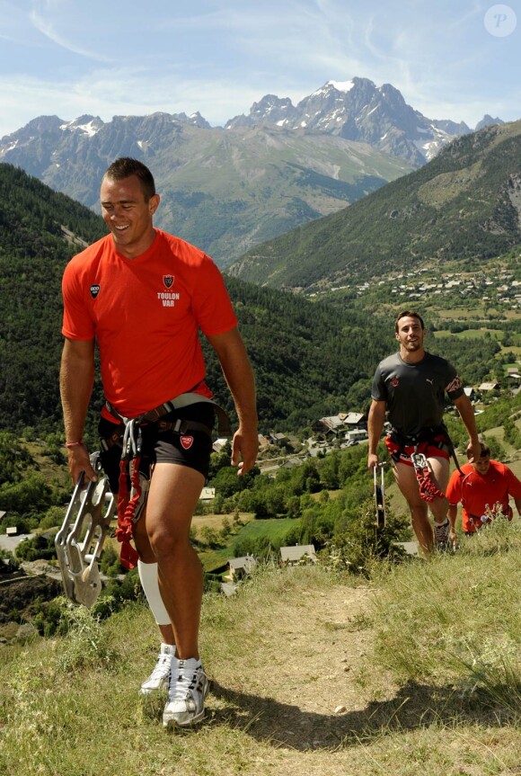 Fin juillet 2010, Jonny Wilkinson et tout le groupe du RC Toulon travaillent leur cohésion et préparent la reprise du Top 14 à Serre-Chevalier.
