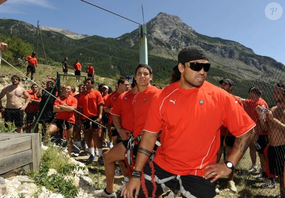 Fin juillet 2010, Jonny Wilkinson et tout le groupe du RC Toulon travaillent leur cohésion et préparent la reprise du Top 14 à Serre-Chevalier.