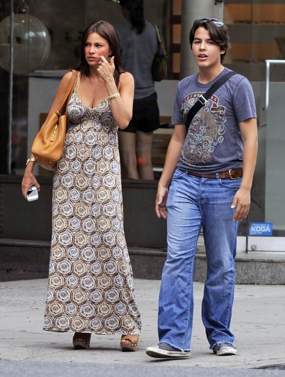 La belle Sofia Vergara et son fils Manolo, lors d'une séance de shopping dans le quartier de SoHo, à New York, le 29 juillet 2010.