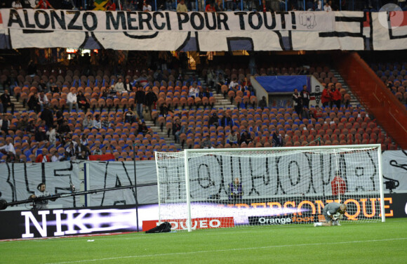 Le Parc des Princes remercie Jérôme Alonzo lors de la rencontre Nantes-PSG, le 14 septembre 2008