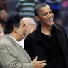 Barack Obama assiste à un match de basket féminin, le 1er août 2010. Il discute avec Ted Leonsis.