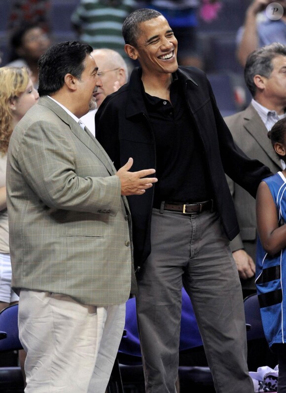 Barack Obama assiste à un match de basket féminin, le 1er août 2010. Il discute avec Ted Leonsis.