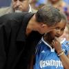 Barack Obama assiste à un match de basket féminin, le 1er août 2010. Sa fille Sasha est à ses côtés. 
