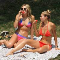 Jessica Hart : Sublime en bikini, le mannequin australien prend d'assaut Central Park avec sa soeur !