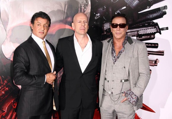 Sylvester Stallone, Bruce Willis et Mickey Rourke, lors de l'avant-première de The Expendables, au Graumann's Chinese Theatre d'Hollywood, à Los Angeles, le 3 août 2010.