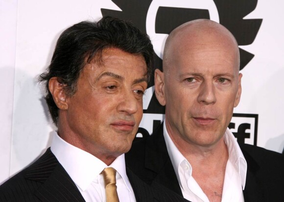 Sylvester Stallone et Bruce Willis, lors de l'avant-première de The Expendables, au Graumann's Chinese Theatre d'Hollywood, à Los Angeles, le 3 août 2010.
