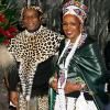 Le roi Goodwill Zwelithini de la nation zoulou et sa femme à l'inauguration du restaurant Shaka Zulu, à Londres, le 4 août 2010