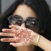 Vanessa Hudgens cache son visage avec sa main (avec un tatoo au henné) après avoir déjeuné avec un ami dans Studio City en juillet 2010