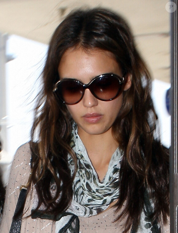 Jessica Alba à l'aéroport de Los Angeles le 6 août 2010