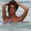 Alessandra Ambrosio sur une plage de St Barth pour Victoria's Secret
